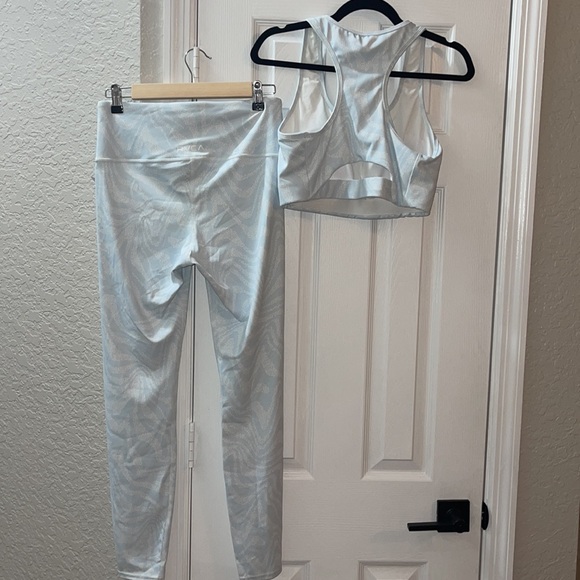 RVCA Workout Set - Picture 7 of 8